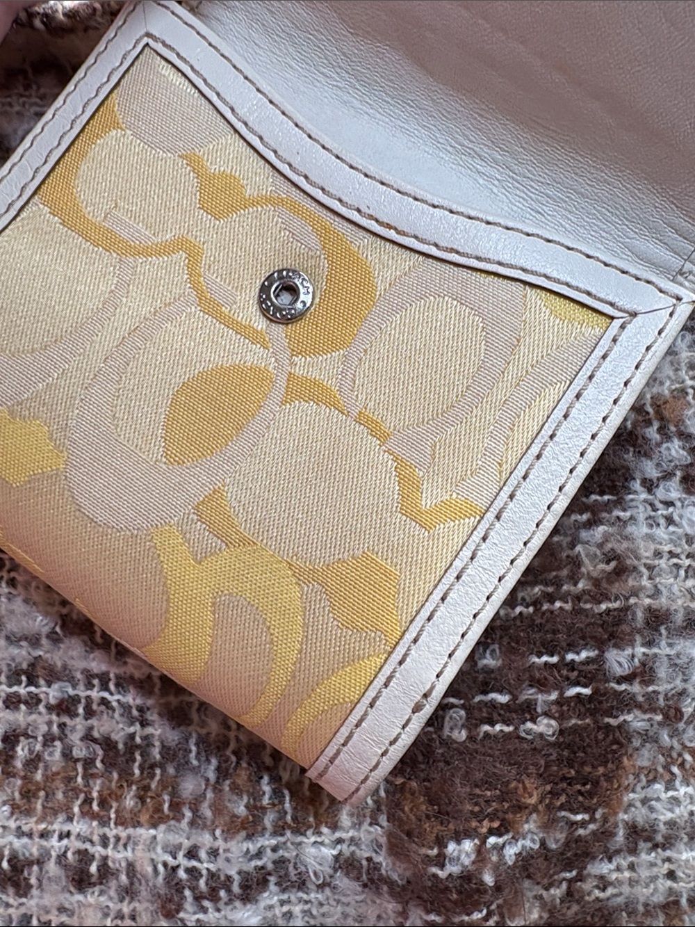 Coach Yellow Signature C’s White Leather Trifold Wallet Silver HDWRE - Picture 7 of 14